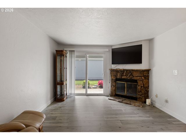 650 HARLOW Rd 115, Springfield, OR 97477