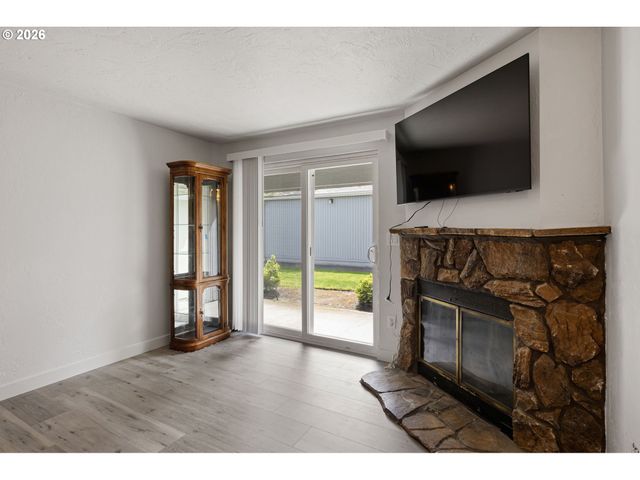 650 HARLOW Rd 115, Springfield, OR 97477