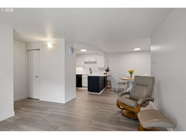 650 HARLOW Rd 115, Springfield, OR 97477