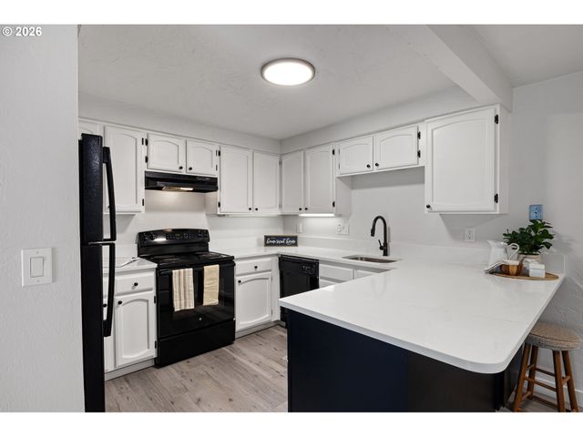 650 HARLOW Rd 115, Springfield, OR 97477