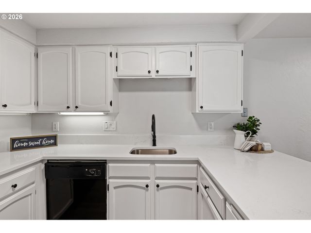 650 HARLOW Rd 115, Springfield, OR 97477