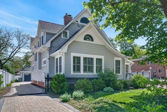 112 Douglas Avenue, Libertyville, IL 60048