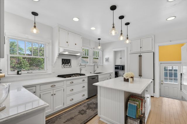 112 Douglas Avenue, Libertyville, IL 60048