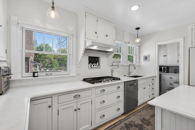 112 Douglas Avenue, Libertyville, IL 60048
