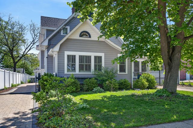 112 Douglas Avenue, Libertyville, IL 60048