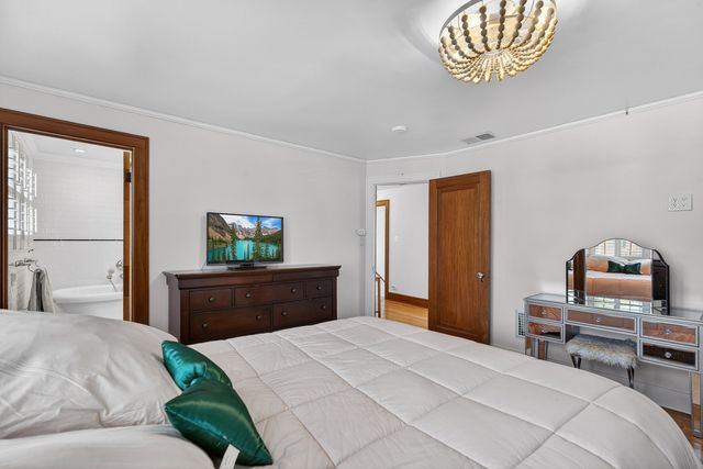 112 Douglas Avenue, Libertyville, IL 60048