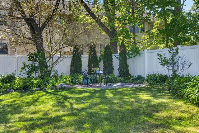 112 Douglas Avenue, Libertyville, IL 60048