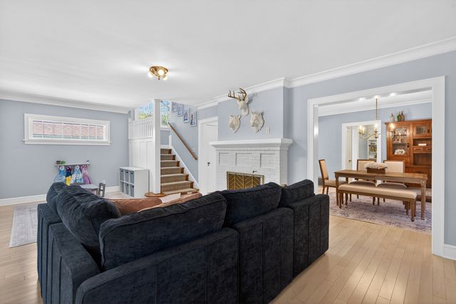 112 Douglas Avenue, Libertyville, IL 60048