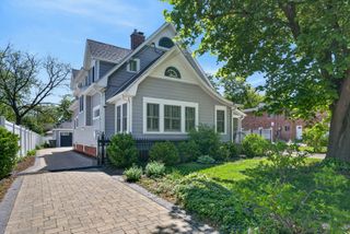 112 Douglas Avenue, Libertyville, IL 60048