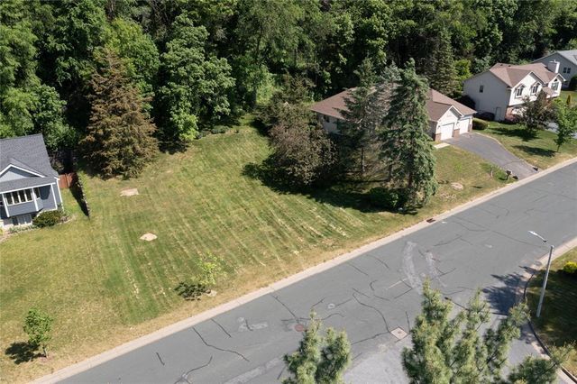 1825 Golf View Drive, River Falls, WI 54022