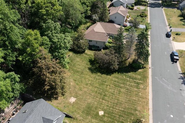 1825 Golf View Drive, River Falls, WI 54022