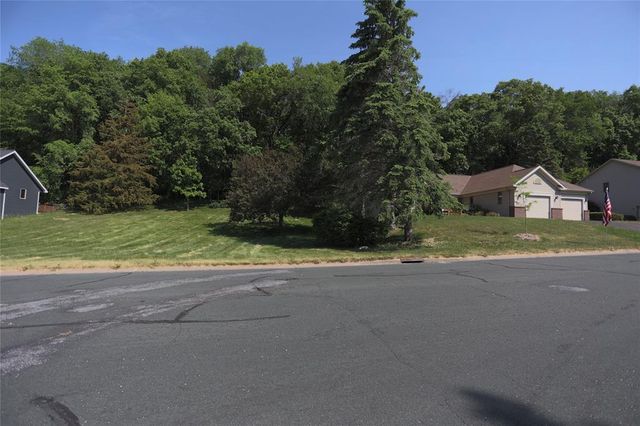 1825 Golf View Drive, River Falls, WI 54022