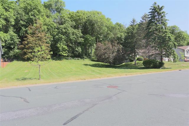 1825 Golf View Drive, River Falls, WI 54022