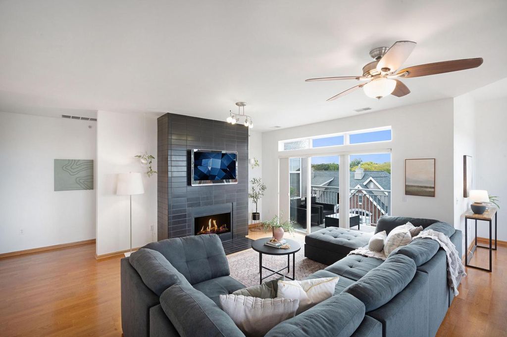 3862 S Lake DRIVE #404, Saint Francis, WI 53235