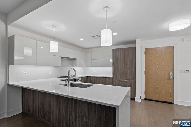 9 Ave At Port Imperial 823, West New York, NJ 07093