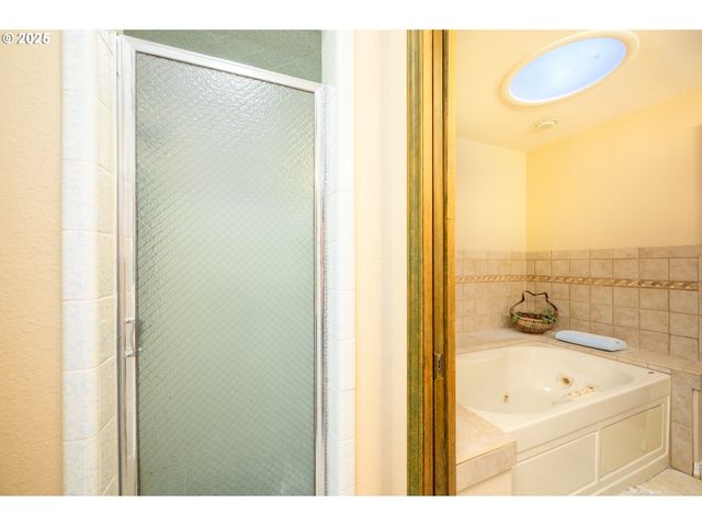 905 Nw OAKWOOD Cir, Mc Minnville, OR 97128