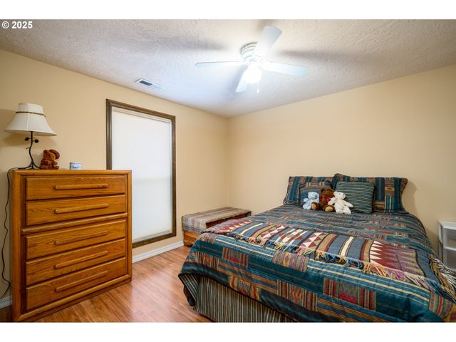 905 Nw OAKWOOD Cir, Mc Minnville, OR 97128