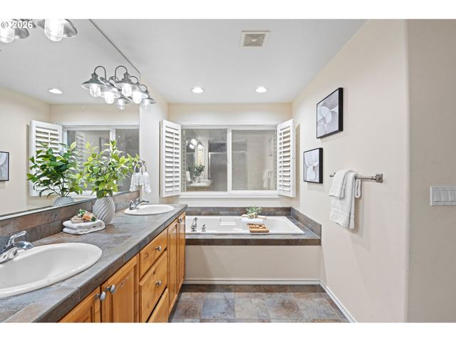 14992 Sw LOOKOUT Dr, Portland, OR 97224