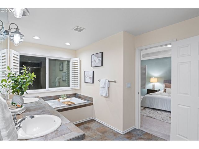 14992 Sw LOOKOUT Dr, Portland, OR 97224