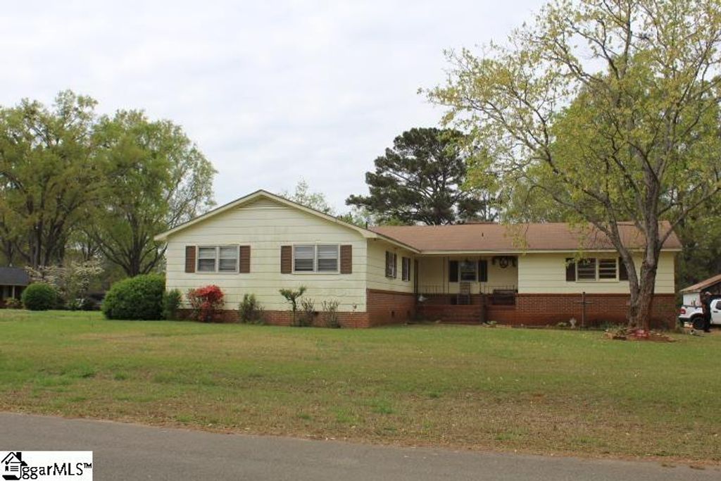 300 Marion Place, Clinton, SC 29325