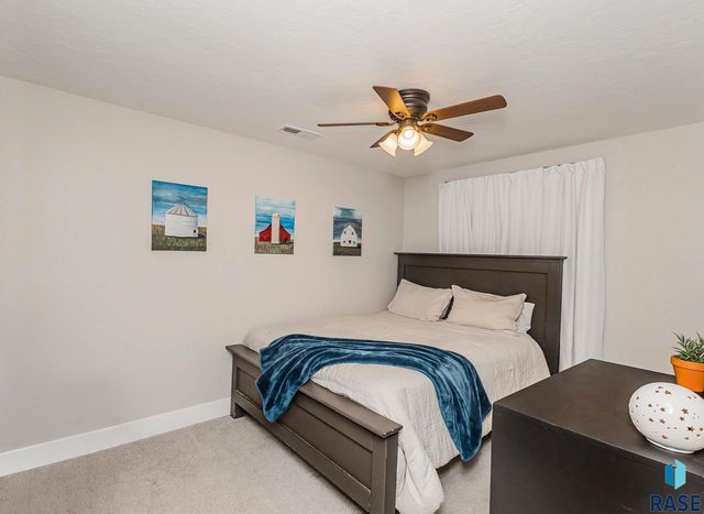 2804 S Melanie Ln Lane, Sioux Falls, SD 57103