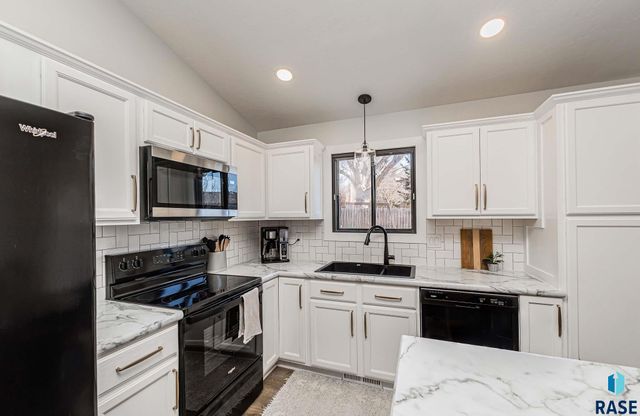 2804 S Melanie Ln Lane, Sioux Falls, SD 57103