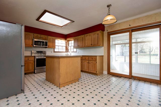 5735 S Farm Rd 137, Springfield, MO 65810