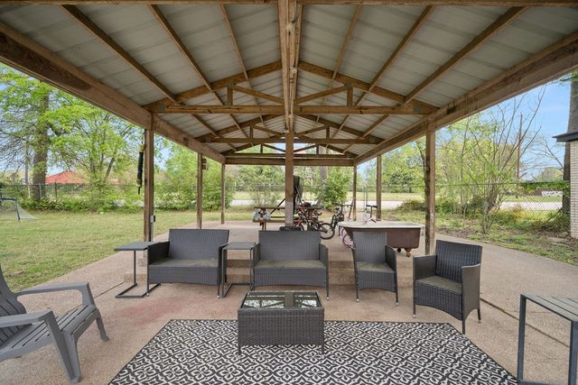 327 N Ponsard Street, Troup, TX 75789