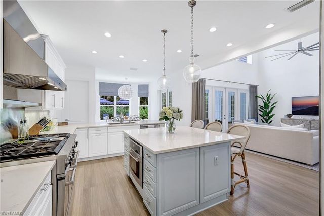 1427 Hemingway PL, Naples, FL 34103