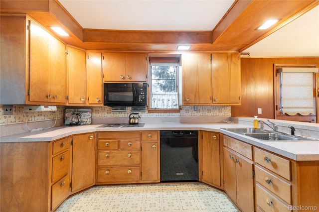 29863 East River Road, Grosse Ile Township, MI 48138