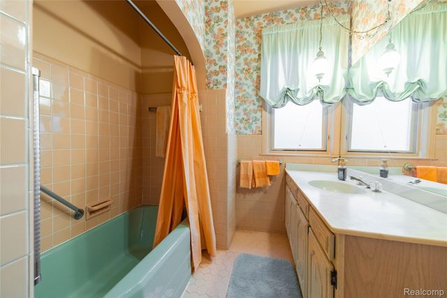 29863 East River Road, Grosse Ile Township, MI 48138