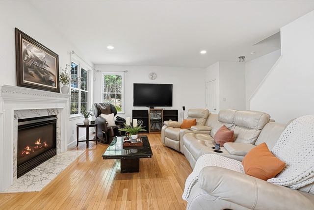 20 Washington Lane, Hopkinton, MA 01748