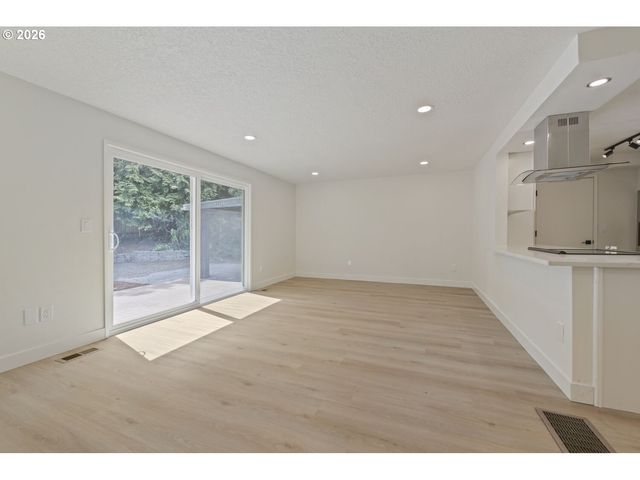 15148 S BURKSTROM Rd, Oregon City, OR 97045