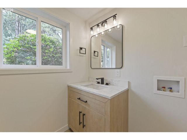 15148 S BURKSTROM Rd, Oregon City, OR 97045