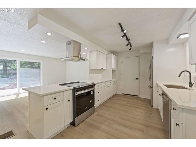 15148 S BURKSTROM Rd, Oregon City, OR 97045