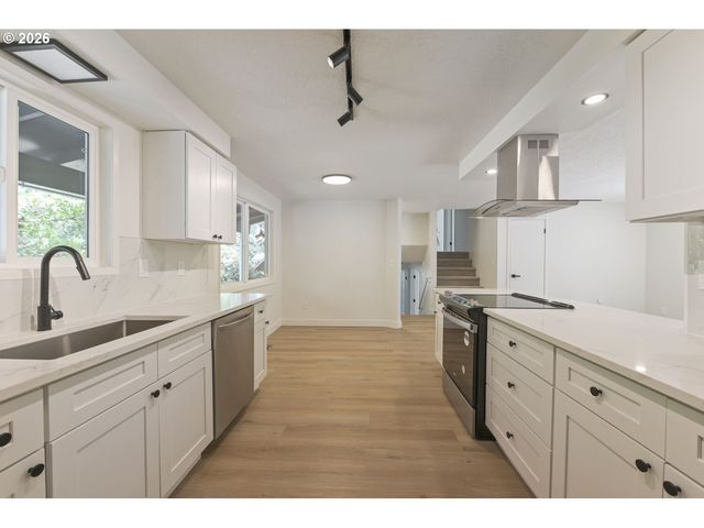 15148 S BURKSTROM Rd, Oregon City, OR 97045