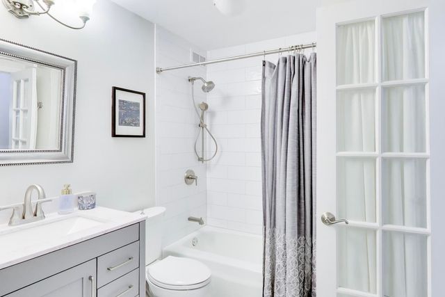 1555 N SANDBURG Terrace 406, Chicago, IL 60610