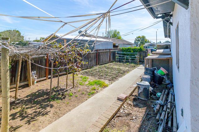 13301 Bentley St, Waterford, CA 95386