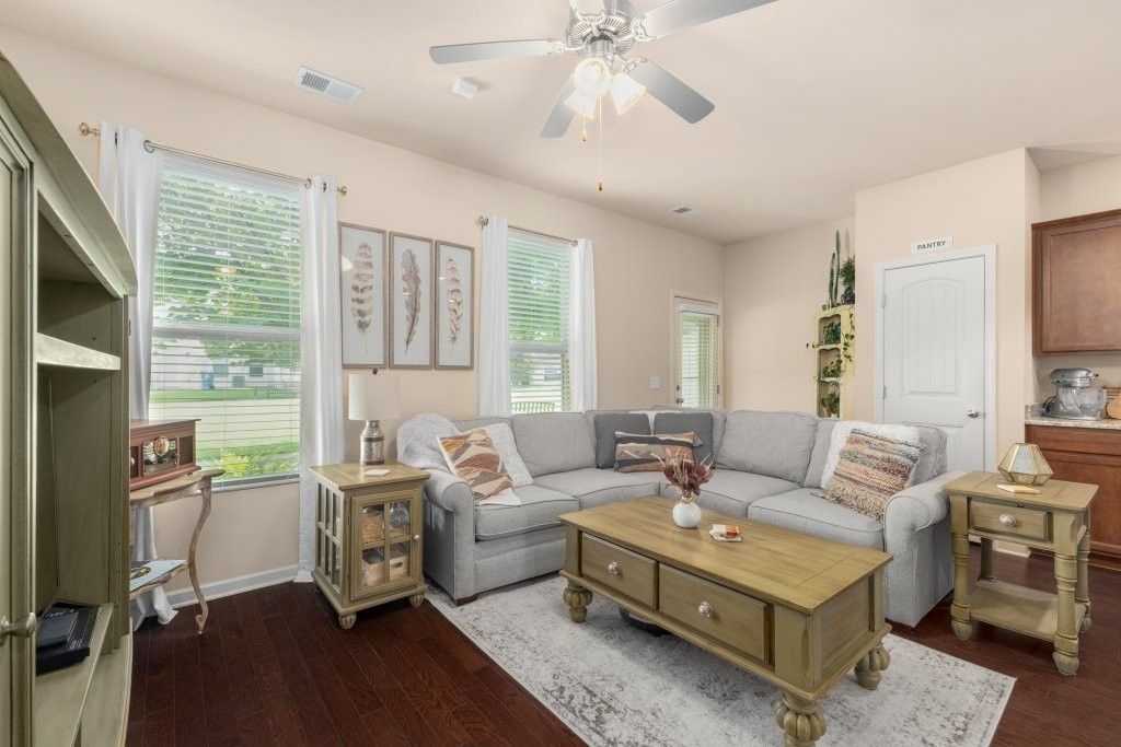 4010 Cannonsgate Ln, Murfreesboro, TN 37128