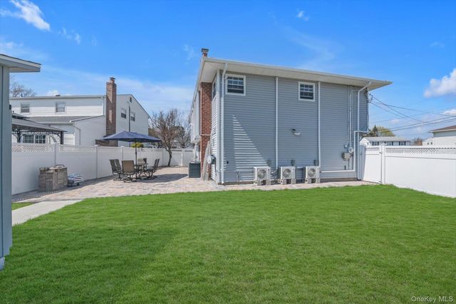 1 Sterling Court, Plainview, NY 11803
