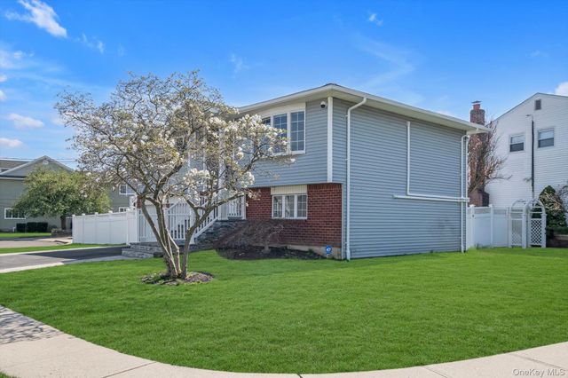 1 Sterling Court, Plainview, NY 11803