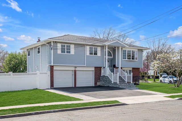 1 Sterling Court, Plainview, NY 11803