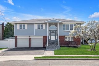 1 Sterling Court, Plainview, NY 11803