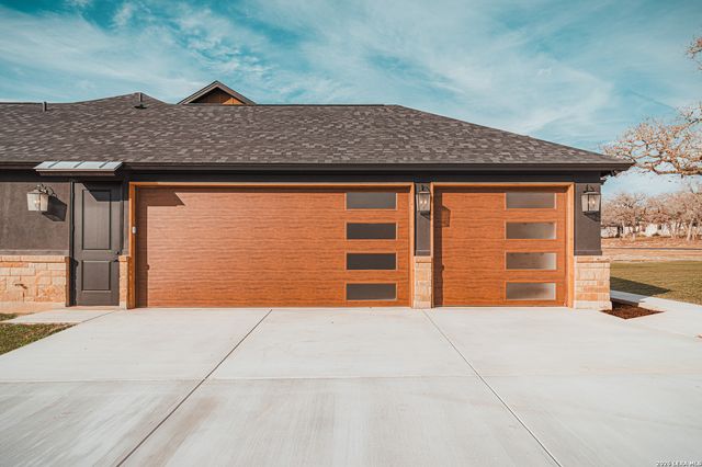 192 Bobby Lynn, Adkins, TX 78101