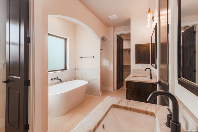 192 Bobby Lynn, Adkins, TX 78101