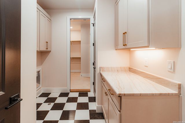 192 Bobby Lynn, Adkins, TX 78101