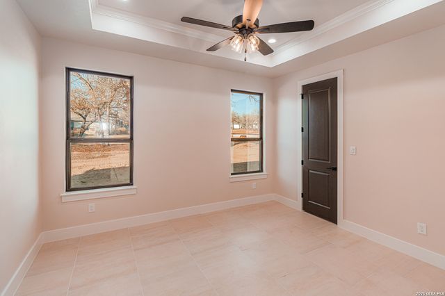 192 Bobby Lynn, Adkins, TX 78101