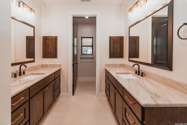 192 Bobby Lynn, Adkins, TX 78101