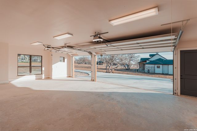 192 Bobby Lynn, Adkins, TX 78101