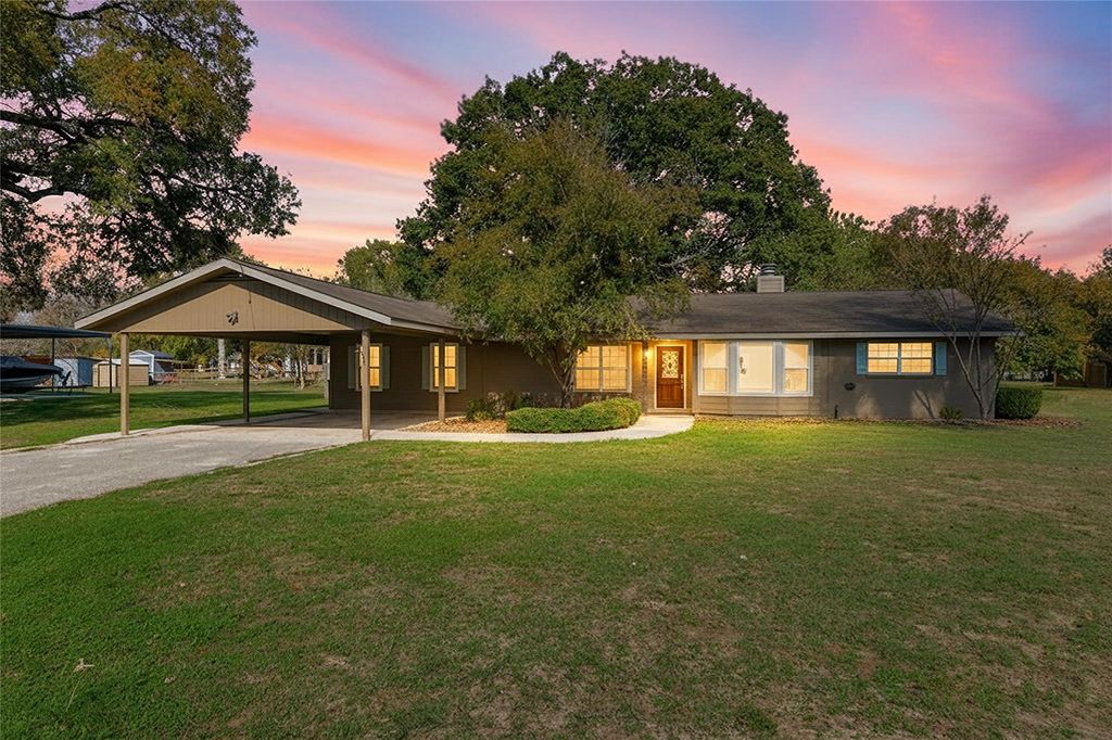 163 Lakeside DR, Seguin, TX 78155